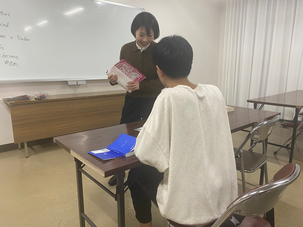 朝霞塾で講師が生徒に個別指導している様子